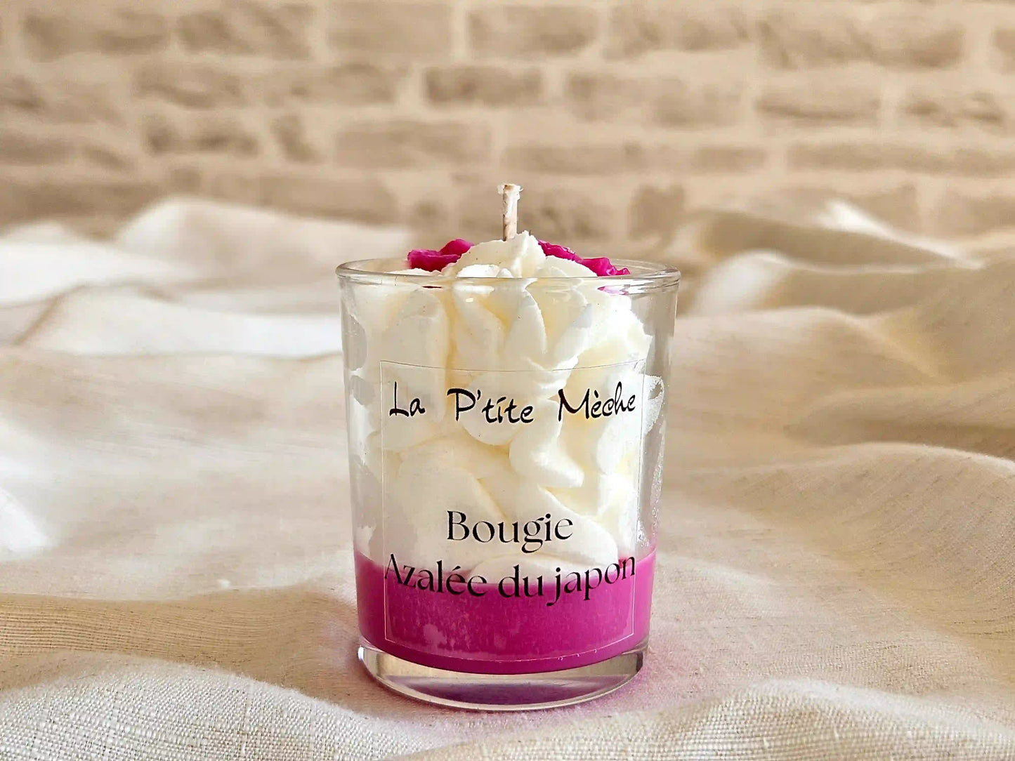 Petite bougie gourmande 65g parfumée à l'Azalée du Japon, format cadeau avec chantilly onctueuse et étiquette "La P'tite Mèche".