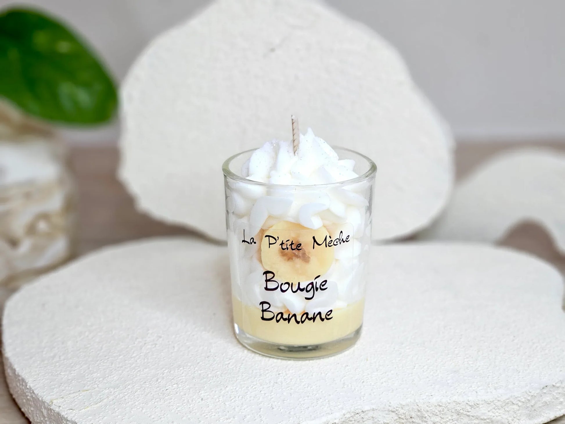 petite bougie gourmande à la banane format 65g, cadeau d'invité original avec sa chantilly de cire.