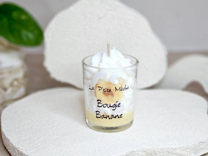 petite bougie gourmande à la banane format 65g, cadeau d'invité original avec sa chantilly de cire.