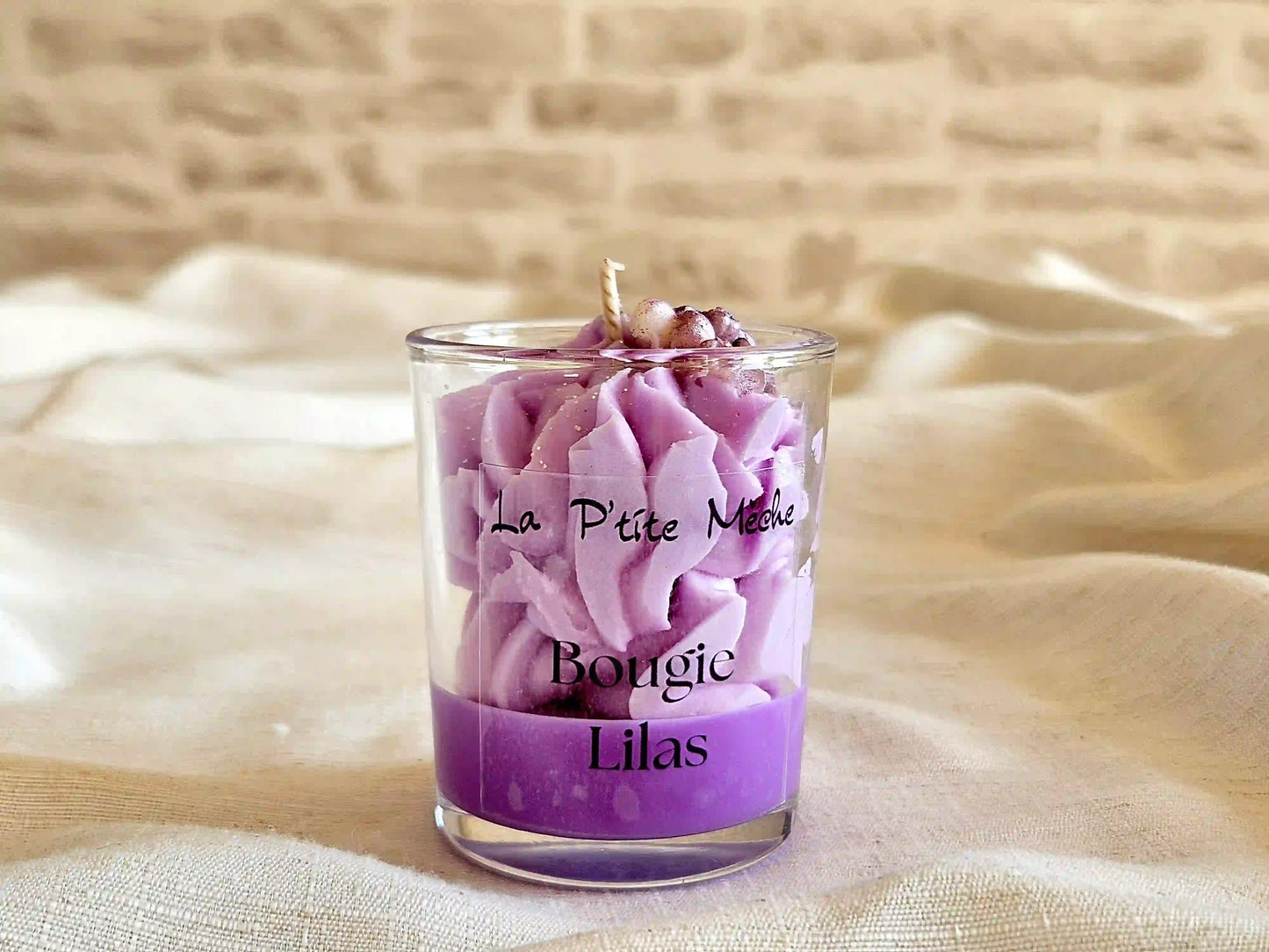 Petite bougie parfumée au Lilas de Grasse, chantilly onctueuse mauve et colorant Bekro.