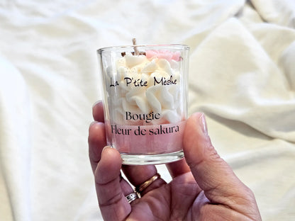 Cadeau zen et poétique : petite bougie Sakura en main, artisanat français haute qualité.