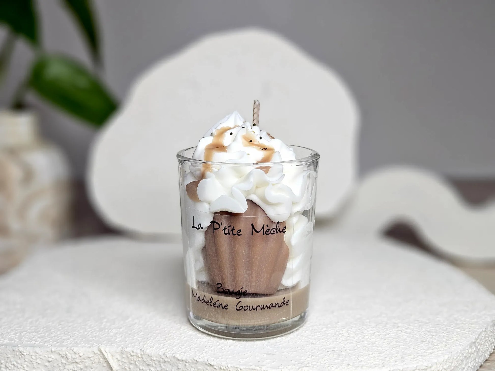 Petite bougie Madeleine Gourmande 65g, format verrine miniature avec une mini madeleine en cire, idée cadeau souvenir d'enfance.