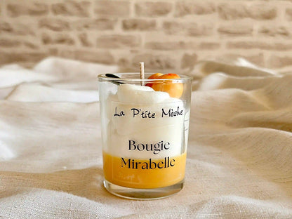 Petite bougie parfumée à la Mirabelle de 65g, base jaune orangé et chantilly blanche aérienne.