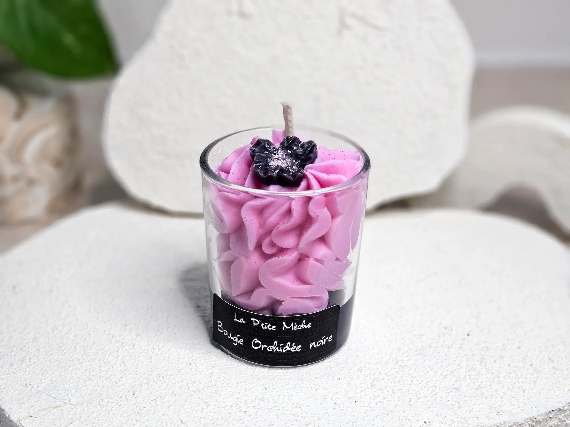 Petite bougie gourmande Orchidée Noire 65g, idée cadeau femme raffiné, décoration florale rose et noire.