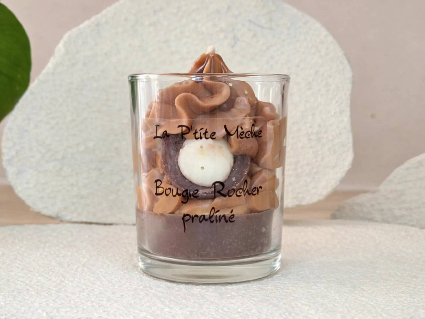 Petite bougie Rocher Praliné 65g vue de face, format miniature idéal pour un cadeau de Pâques original ou un plaisir sucré.