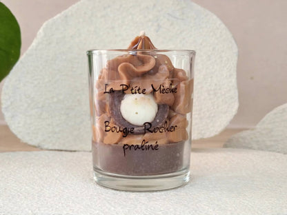Petite bougie Rocher Praliné 65g vue de face, format miniature idéal pour un cadeau de Pâques original ou un plaisir sucré.