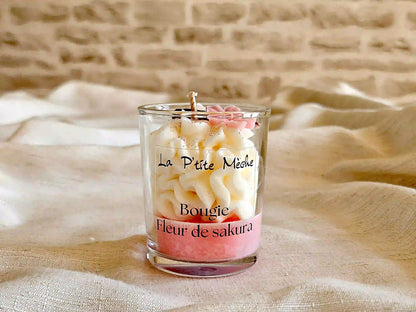 Petite bougie 65g Sakura, base rose pastel au colorant Bekro et chantilly de cire blanche.