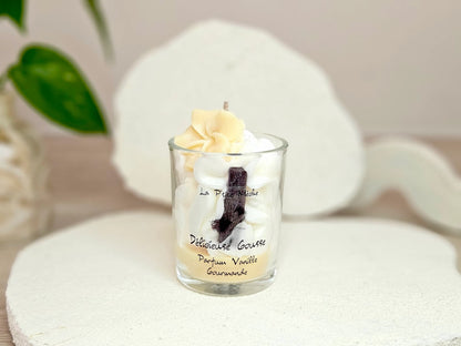 Petite bougie Vanille 65g vue de face, format miniature avec décoration artisanale, parfaite pour un petit cadeau ou une découverte olfactive.