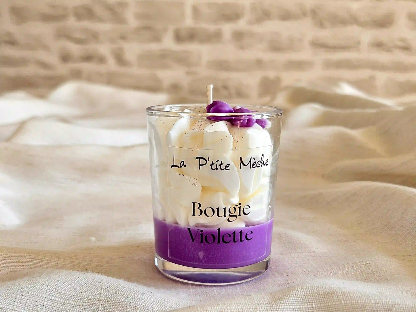 Petite bougie parfumée à la Violette de Grasse, chantilly blanche et colorant Bekro violet.
