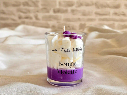 Petite bougie parfumée à la Violette de Grasse, chantilly blanche et colorant Bekro violet.