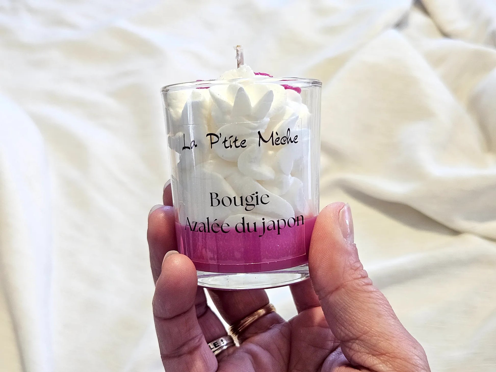 Petite bougie zen Azalée du Japon tenue en main, format cadeau artisanal fabriqué en France.