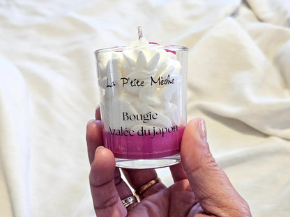 Petite bougie zen Azalée du Japon tenue en main, format cadeau artisanal fabriqué en France.