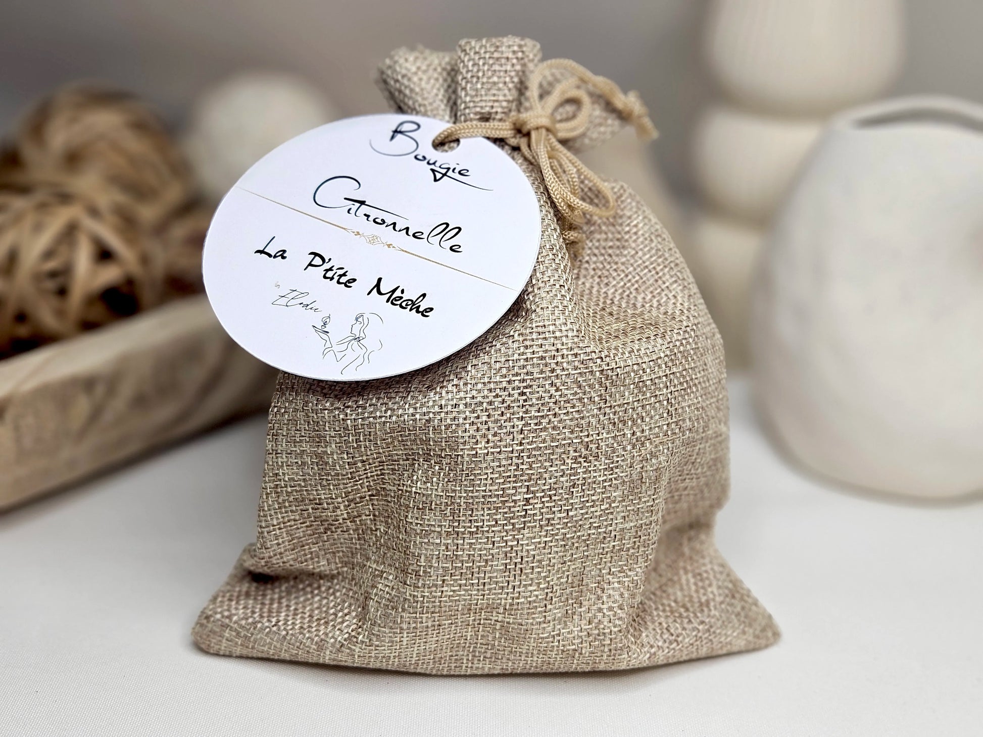 Pochon en toile de jute naturelle avec étiquette La P'tite Mèche pour bougie citronnelle.