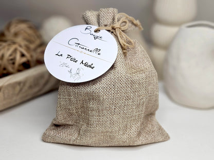 Pochon en toile de jute naturelle avec étiquette La P'tite Mèche pour bougie citronnelle.