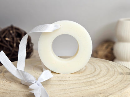 Suspension Parfumée Fleur de Coton, vue de face. Un cercle orné d'un ruban, conçu pour être suspendu dans des espaces clos tels que penderies, placards ou tiroirs, diffusant une fragrance fraîche et douce de fleur de coton. Parfait pour ajouter une atmosphère apaisante et légère à votre intérieur. | La P'tite Mèche | Laptitemeche.com
