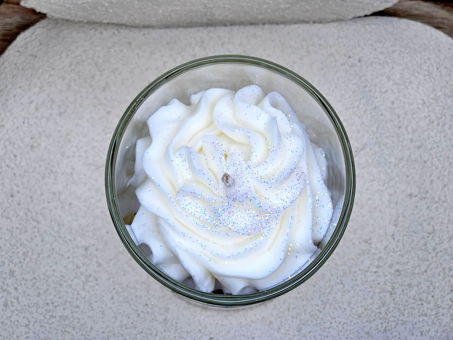 Détail du dessus de la bougie banane avec sa chantilly en cire, idéal pour une décoration de cuisine gourmande.