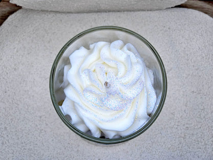 Détail du dessus de la bougie banane avec sa chantilly en cire, idéal pour une décoration de cuisine gourmande.