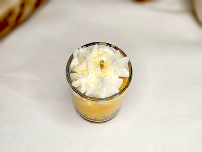 Focus sur le sommet d'une petite bougie gourmande imitant parfaitement la meringue d'une pâtisserie au citron.