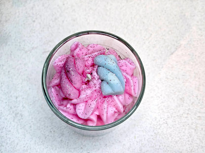 Vue plongeante sur la petite bougie Barbe à Papa, focus sur la texture fondante de la chantilly et le fini scintillant.