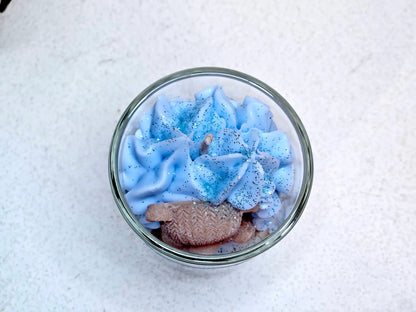 Focus sur la mèche coton et la texture aérienne d'une petite bougie parfumée aux notes réconfortantes d'adoucissant floral.