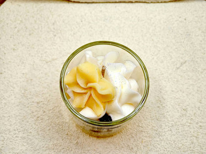 Focus sur la mèche coton et les détails de la chantilly de ma petite bougie parfumée à la vanille de Grasse.